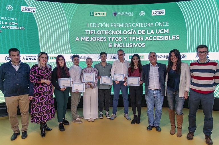 Foto de familia de todos los participantes y premiados
