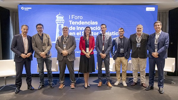 Foto de familia de los participantes en la jornada