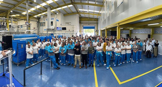 Foto de familia de los asistentes al acto y trabajadores