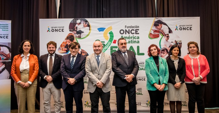 Foto de familia de todos los asistentes al acto