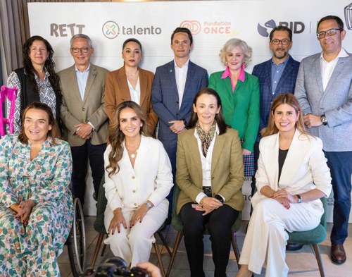 Foto de familia de los participantes en el encuentro de Ecuador