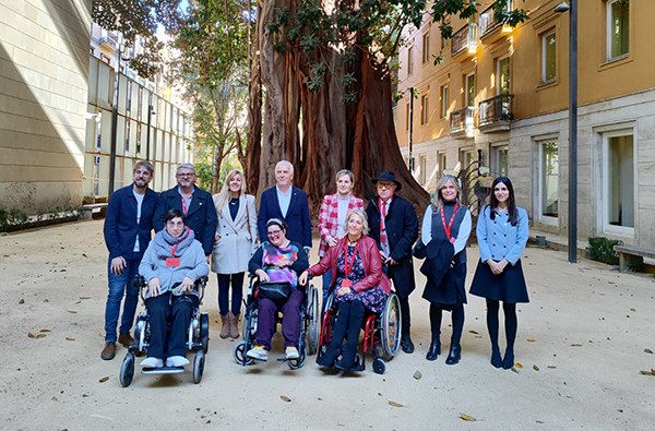 Foto de familia de representantes de CERMi y parlamentarios