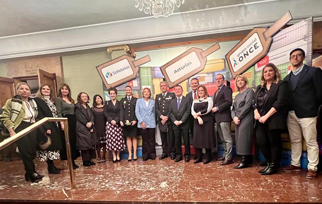 Foto de familia de los premiados y autoridades