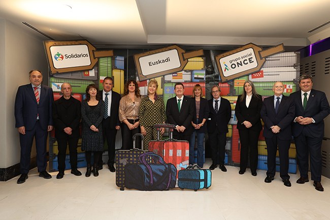 Foto de familia premiados y aurtoridades