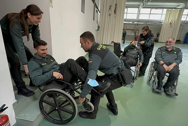 Varios guardias civiles haciendo prácticas en sillas de ruedas