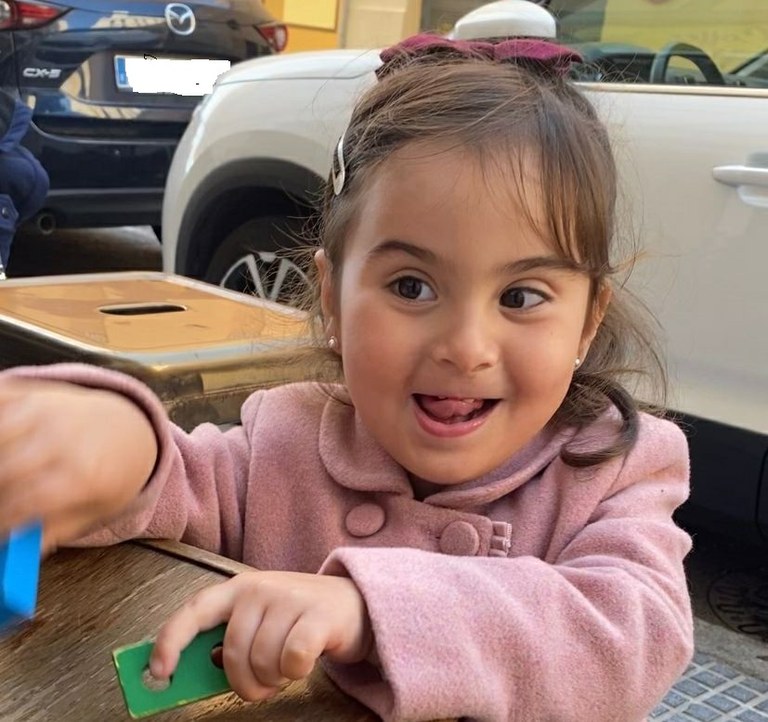 Mía Antonella Crespo es una niña ciega, que toca el cajón flamenco, y posa feliz con su abrigo rosa