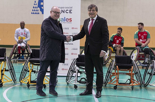Momento de la donación de las sillas de ruedas