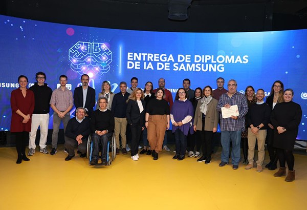 Foto de familia de los alumnos y las personalidades