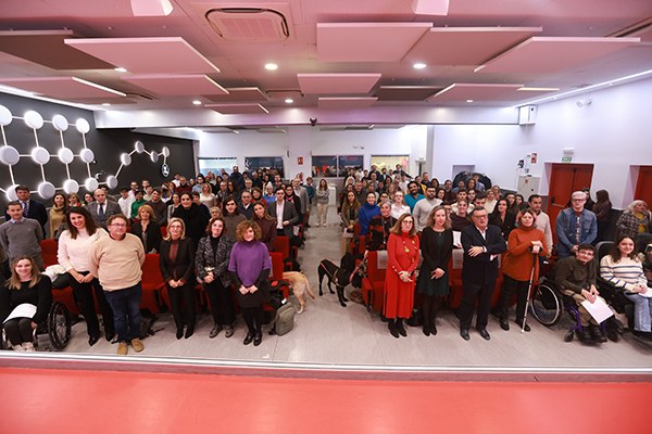 Foto de familia de los participantes en la entrega