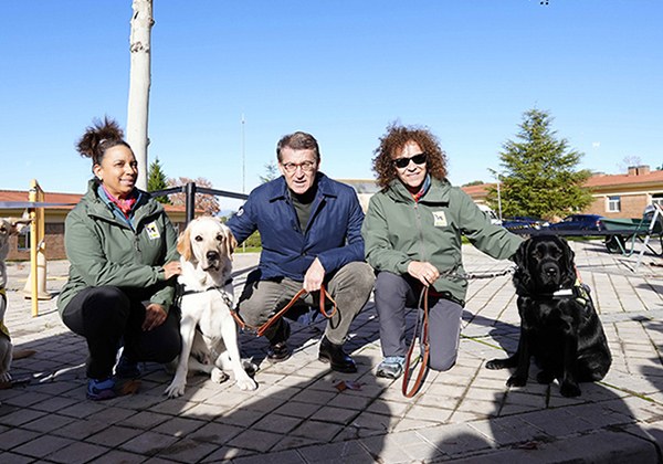 Feijóo posa con las instructoras y dos perros