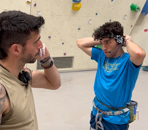 Guillermo junto a su entrenador colocándose los walkies