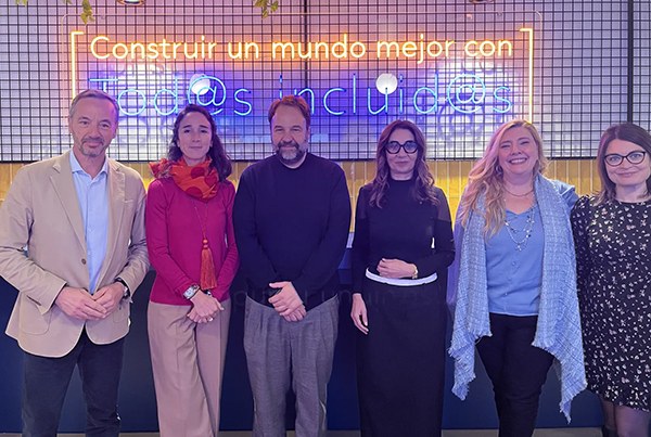 Foto de familia de los asistentes a la firma del acuerdo