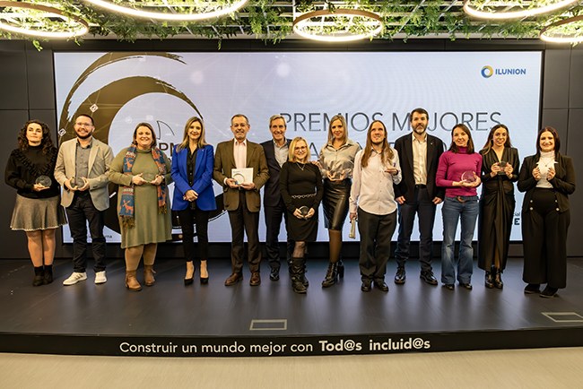 Foto de familia de los agentes galardonados