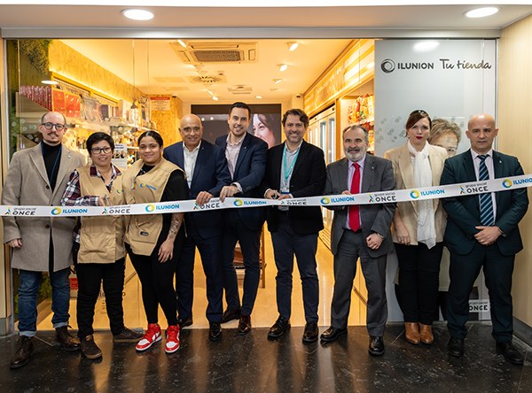 Foto de familia de la inauguración de la tienda