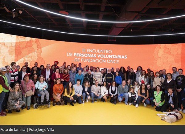 Foto de familia del homenaje a los voluntarios