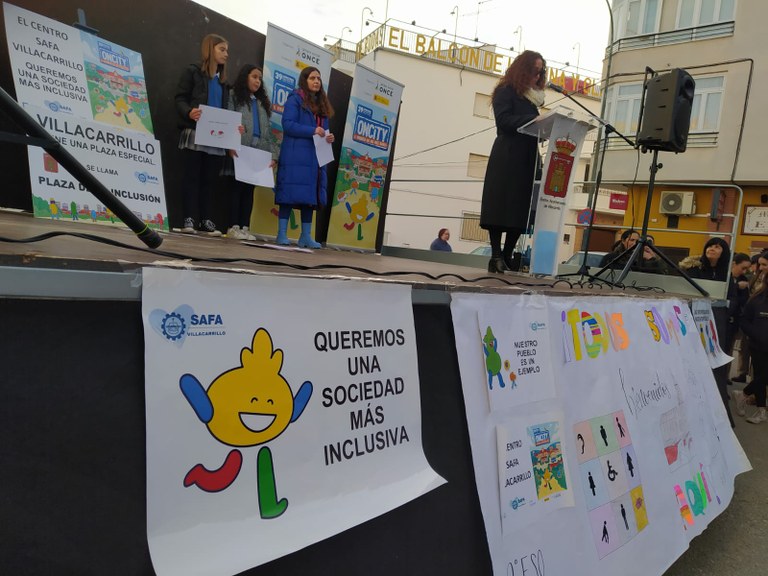 Un momento de la inauguración de  la calle en Villacarrillo