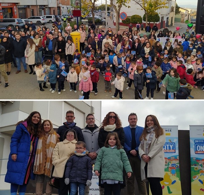 Arriba, escolares y vecinos del pueblo de Villacarrillo en la inauguración de la calle de la Ilusión
