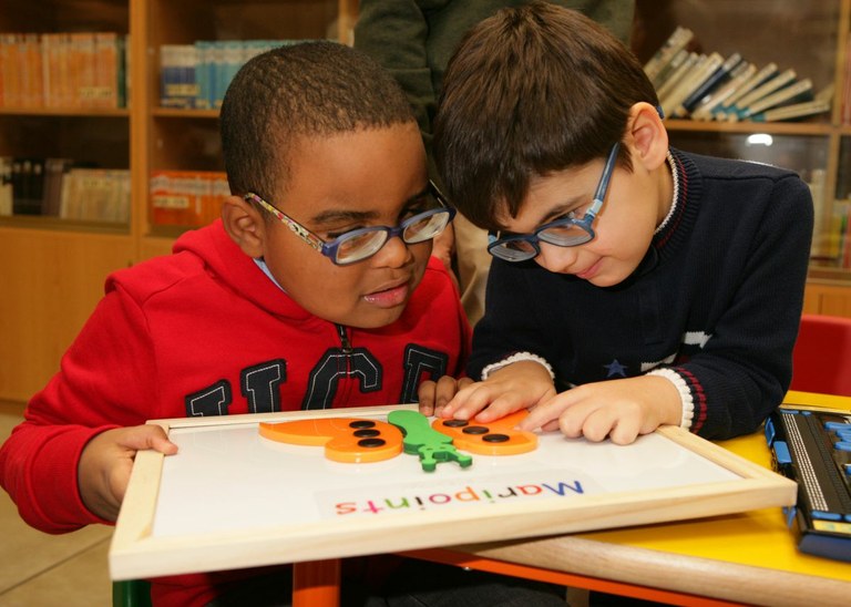 Dos niños aprenden y juegan con el material de Braitico