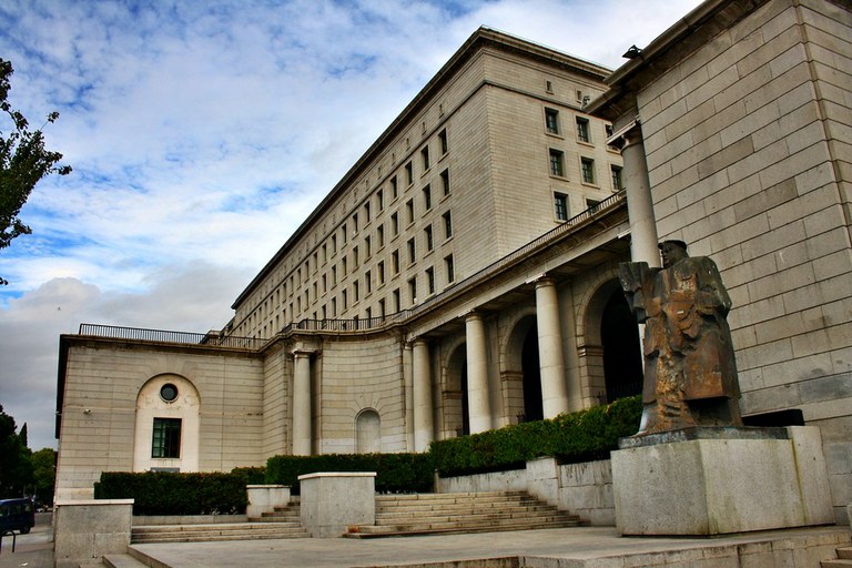 Sede de la fachada de la sede de Nuevos Ministerios en Madrid
