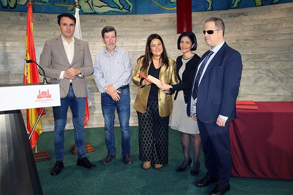 Estefanía recogiendo el galardón del Gobierno de Cantabria 
