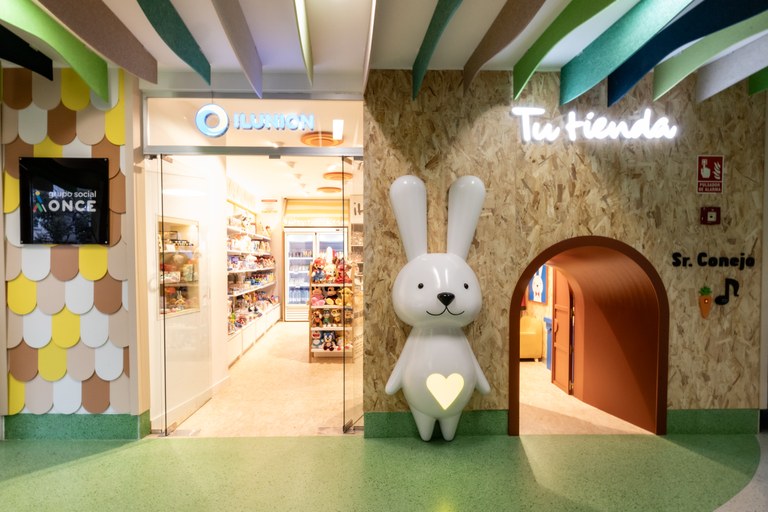 Las dos entradas, grande y pequeña, de la nueva tienda en el Hospital del Niño Jesús