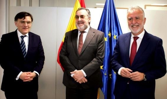 El ministro de Política Territorial y Memoria Democrática, Ángel Víctor Torres, con el presidente del Grupo Social ONCE, Miguel Carballeda y del vicepresidente, Alberto Durán | Foto del Ministerio