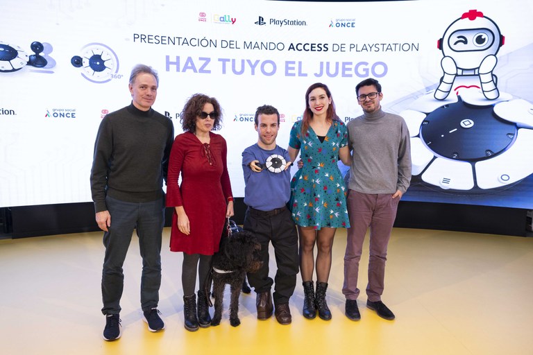 Foto de familia de los participantes del acto de presentación del mando accesible