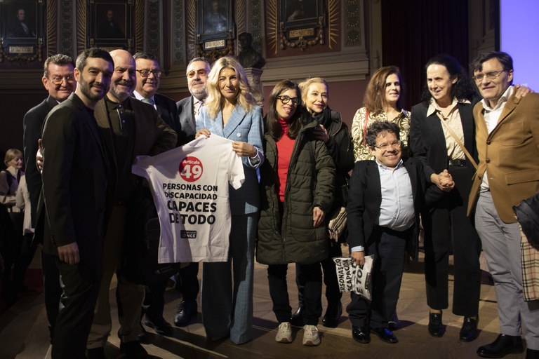 Yolanda Díaz y Bustinduy junto a los representantes de las personas con discapacidad en el acto celebrado en el Ateneo de Madrid