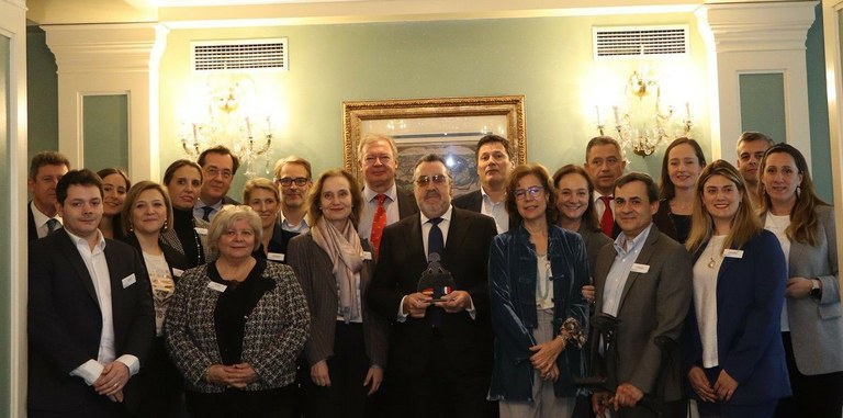 Carballeda (centro de la imagen), junto con otros asistentes del encuentro con los miembros del Club d’Affaires de la Cámara de Comercio Franco-Española | Foto deL CPE