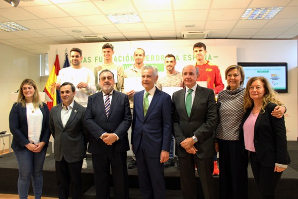 Foto de familia de los participantes en la entrega de las becas