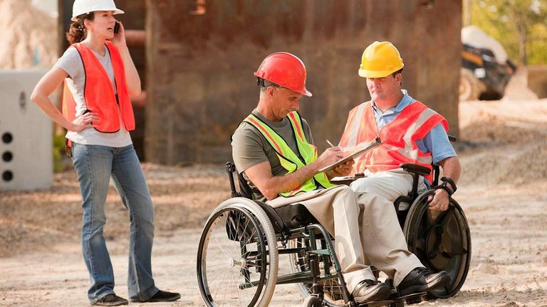 Trabajadores de la construcción en silla de ruedas