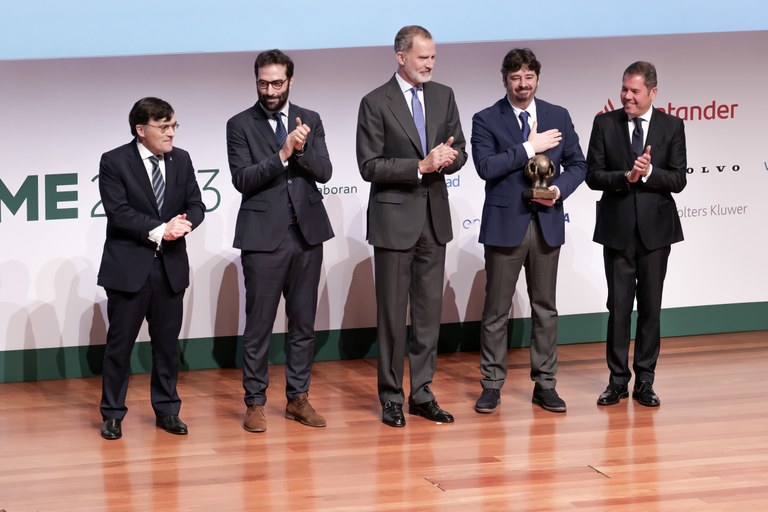 Foto de familia del rey Felipe VI con el galardonado y Alberto Durán, además de otros responsables empresariales de Cepyme