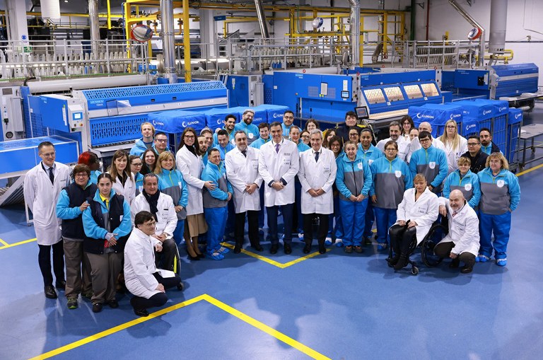 Foto de familia de Pedro Sanchez con los responsables y trabajadores  de la lavandería