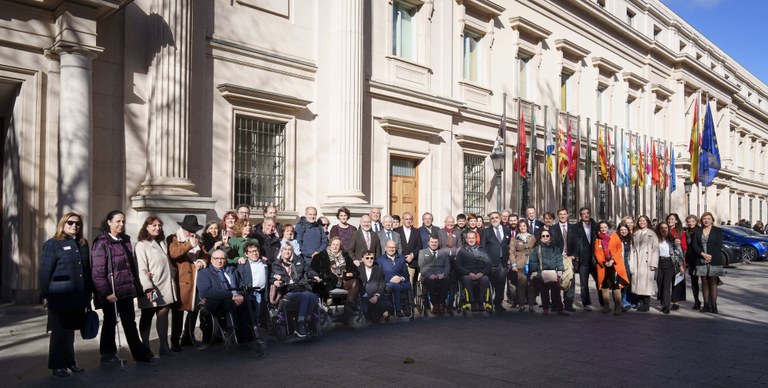 Foto de familia de las personas con discapacidad que asistieron a la votación en la puerta del Senado