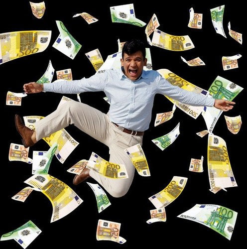 Ganador rodeado de euros