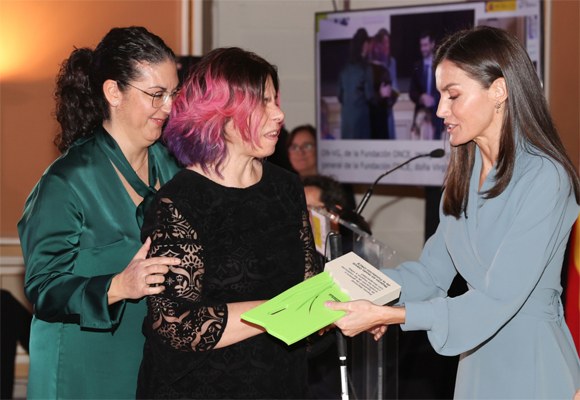 La reina entrega el premio a Virgina Carcedo