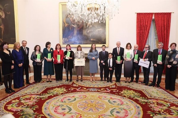 Foto de familia de todos los premiados con la reina Letizia