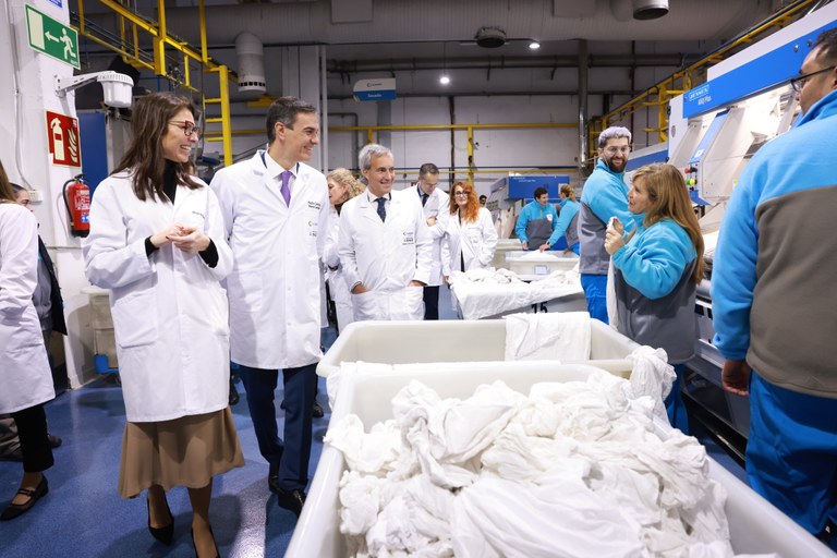 Un momento de la visita de Sánchez a la lavandería