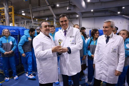 Pedro Sánchez muestra la estatuilla entregada por Miguel Carballeda