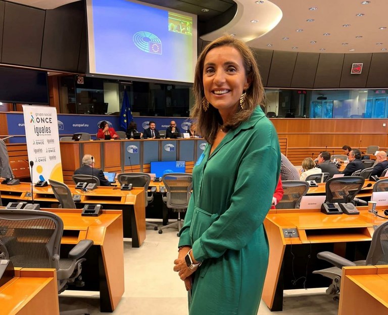 Cristina Barreto en el hemiciclo del Parlamento Europeo durante una jornada con europarlamentarios  organizada por el Grupo Social ONCE