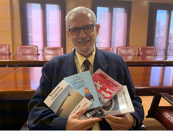 José Luis González posa con algunos de sus libros