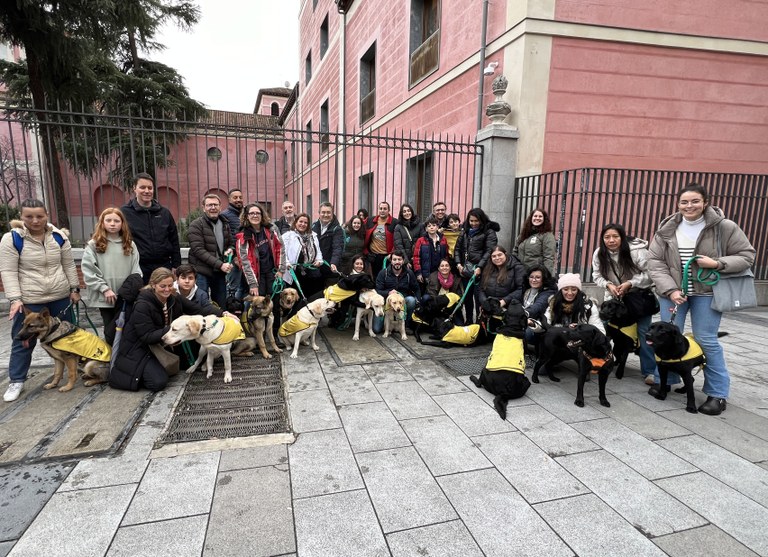 Foto de familia de los perros guía de la ONCE y sus usuarios participantes