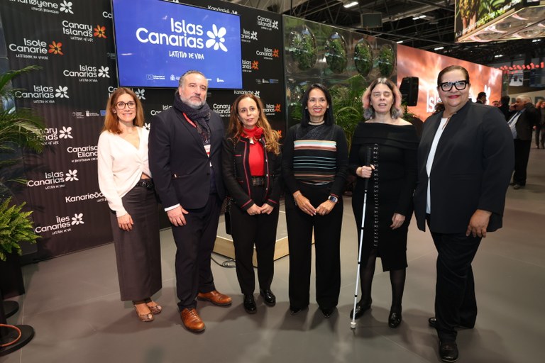 Foto de familia de los responsables de Fundación ONCE y el ayuntamiento de Tuineje