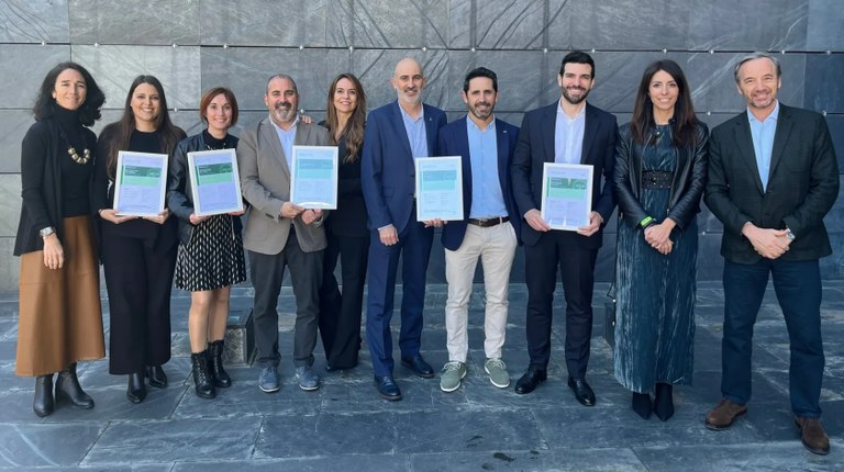 Equipo de responsables de Ilunion Hotels mostrando el certificado BREEAM