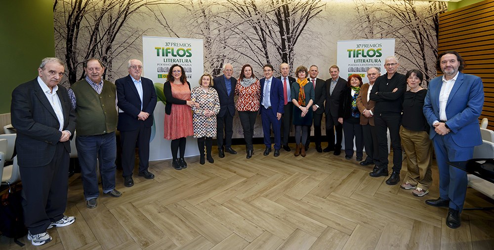 Foto de familia del jurado de los 37 Premios Tiflos de Literatura