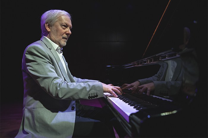 Ignasi Terraza tocando el piano