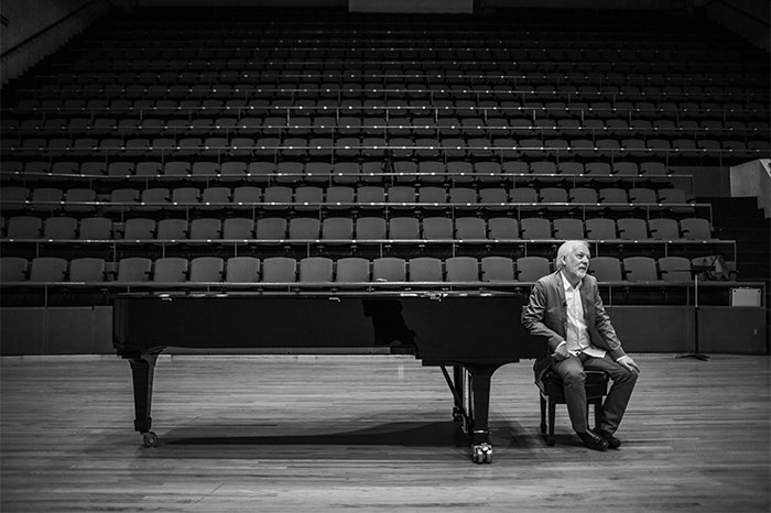 Ignasi Terraza junto al piano