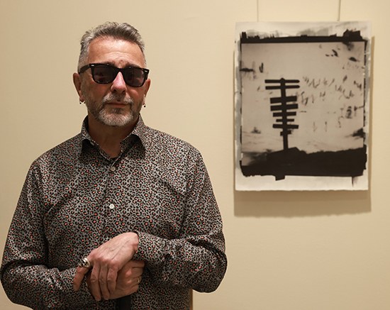 JM Magano junto a una de sus fotografías
