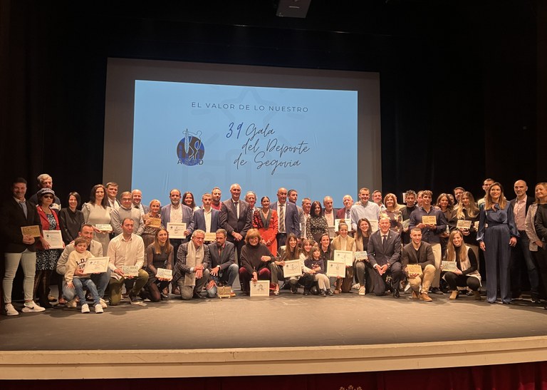 Foto de familia de los galardonados junto a los periodistas deportivos
