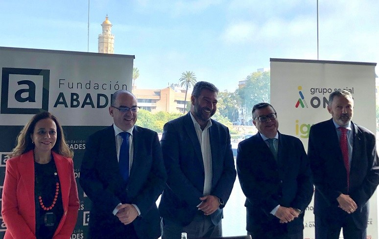 De izquierda a derecha,  la directora del Área de Empresas, Alianzas, RSC-D y Marketing Social Inserta -Fundación ONCE, Mar Medeiros, el director regional de Inserta Empleo en Andalucía, Ceuta y Melilla, Francisco López Aguado; el director del Abades Triana Restaurante,  Francisco Azuaga; el director general de Fundación ONCE, José Luis Martínez Donoso, y el delegado de ONCE en Andalucía Cristóbal Martínez